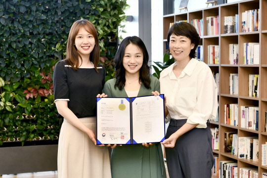 '계약 전 알릴 의무 자동화 시스템' 특허발명인인 장유휘 삼성생명 프로, 설금주 프로, 정성혜 프로(왼쪽부터)가 특허증을 들고 있다. 삼성생명 제공